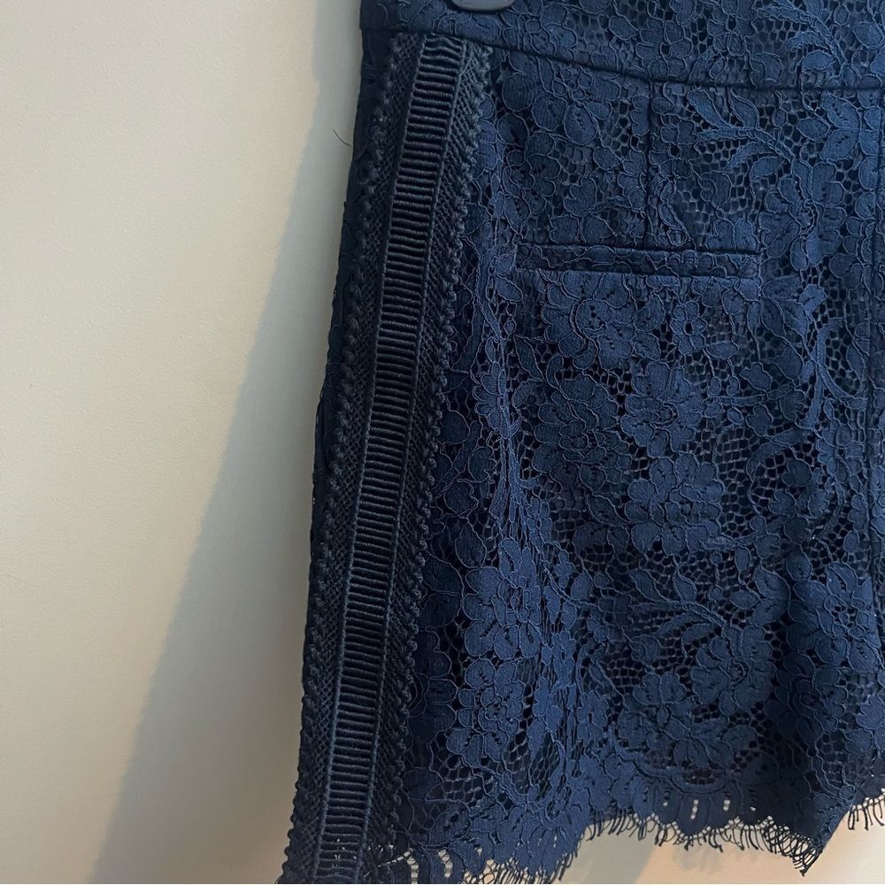 Ann Taylor navy lace shorts.  Size 4 - Picture 3 of 6